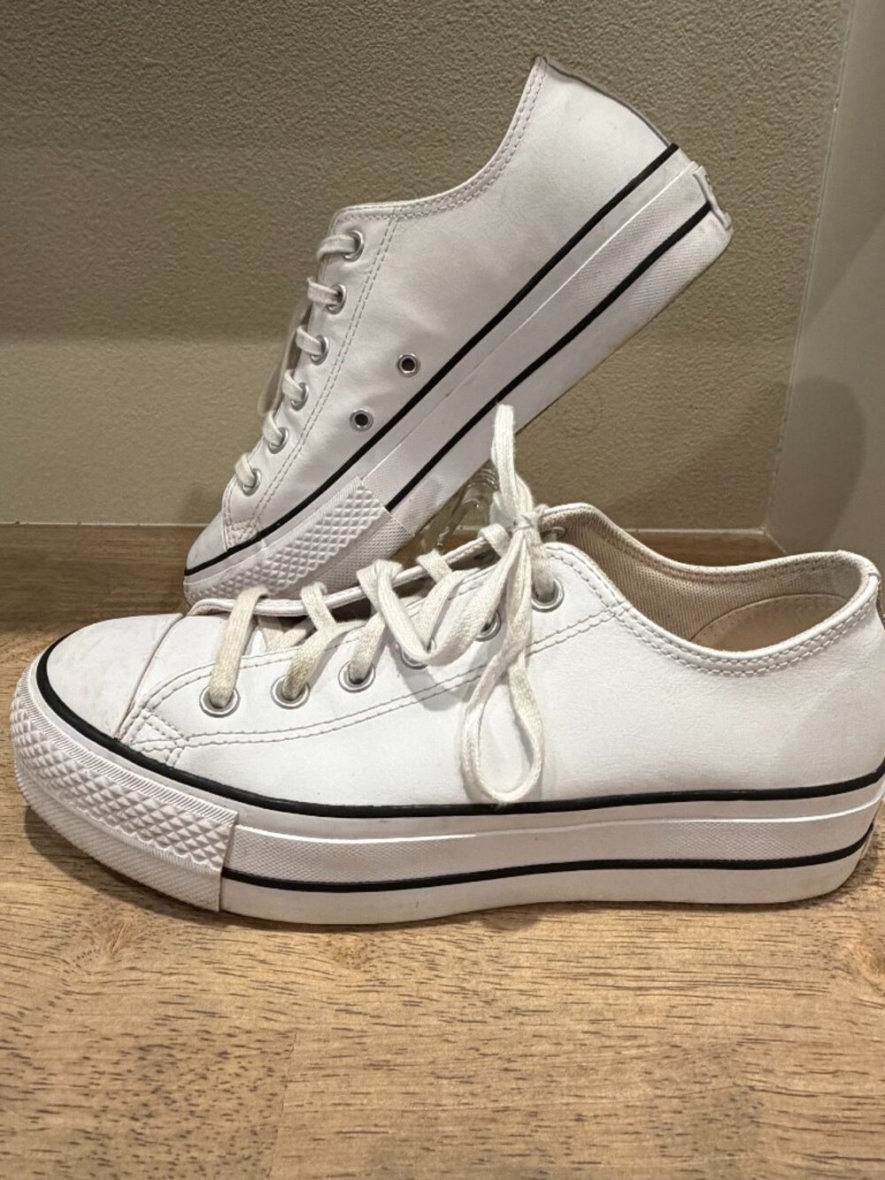 Converse White Leather Low Top Sneakers Women’s Size 9
